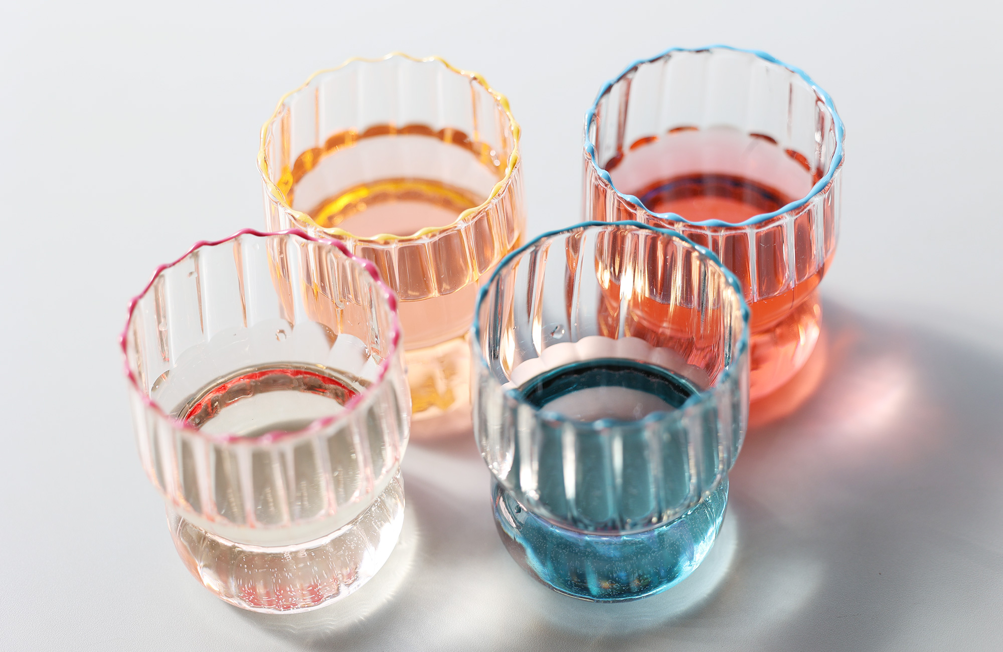 やわらかな光をまとい、日常のひとときを少しだけ特別にしてくれるガラスカップ CHARMI（チャーミィ）