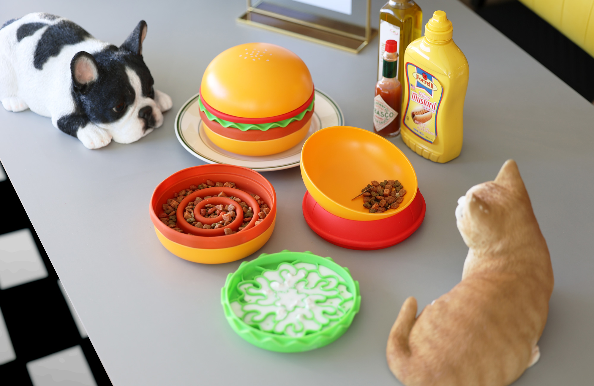 食欲も満たされるハンバーガー型 ペットトレー CHEER BURGER（チア バーガー）