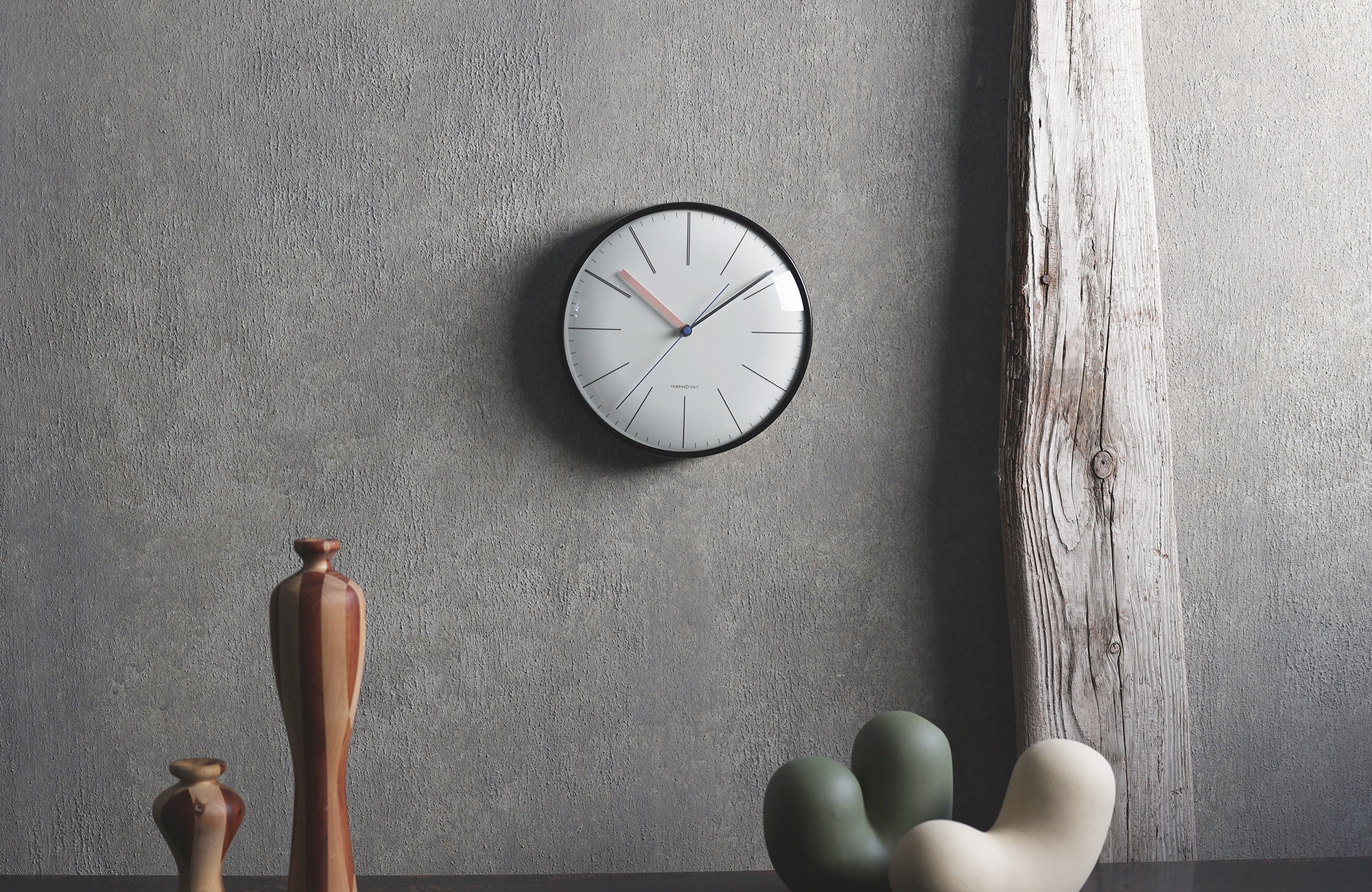 湾曲したフェイスに合わせてカーブに沿う針が時を飾る電波時計 KUPPEL CLOCK（クペル クロック）
