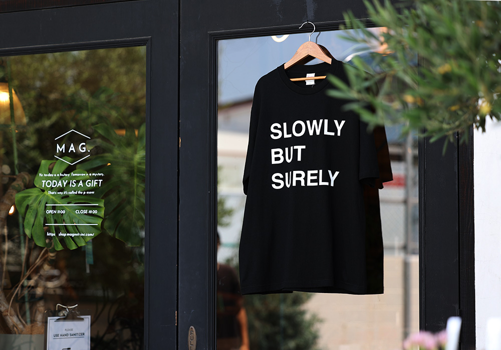 【MAG.オリジナル】Tシャツ SLOWLY BUT SURELYのイメージ写真01