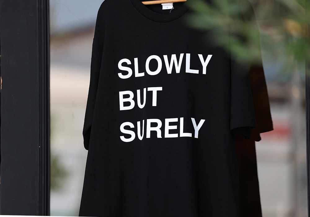 【MAG.オリジナル】Tシャツ SLOWLY BUT SURELYのイメージ写真02