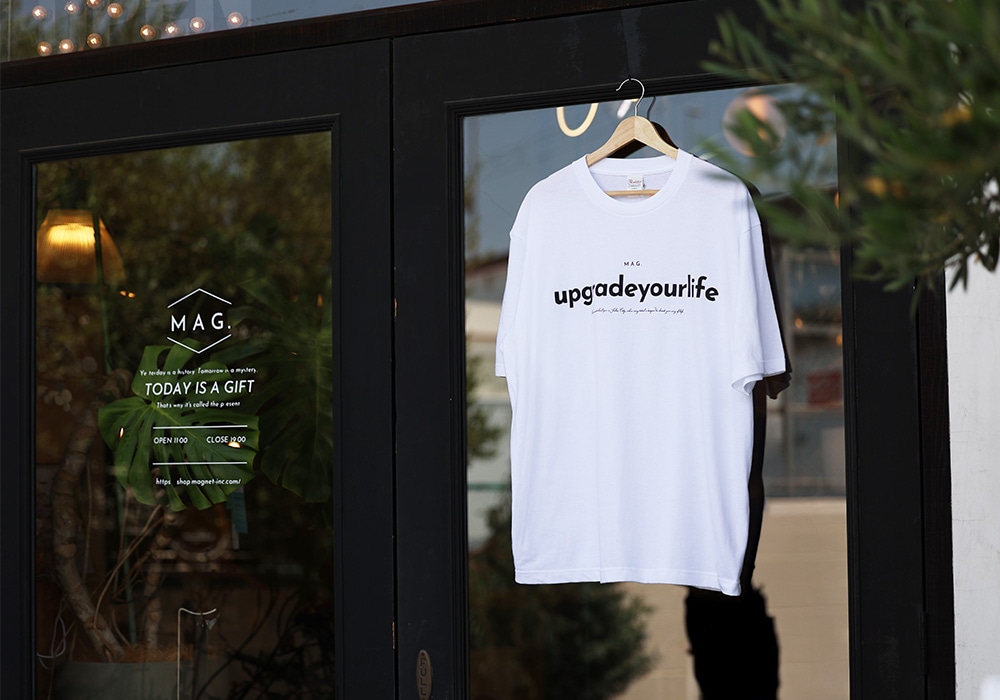 【MAG.オリジナル】Tシャツ UPGRADE YOUR LIFEのイメージ写真01