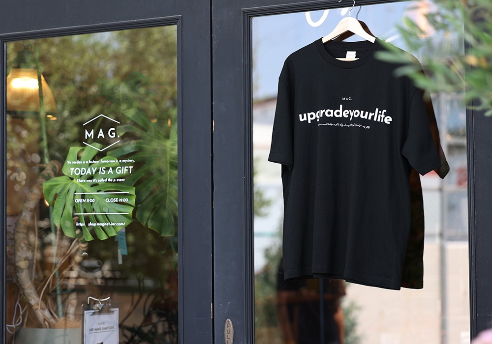 【MAG.オリジナル】Tシャツ UPGRADE YOUR LIFEのイメージ写真02