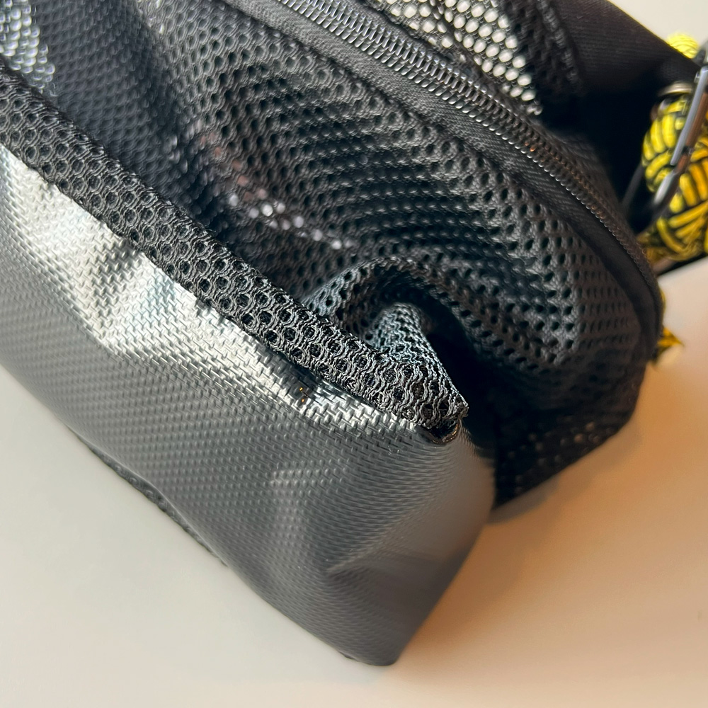 中心部分が伸びて容量が増えるメッシュバッグ CYCLE BAG MESH MINIのイメージ写真03