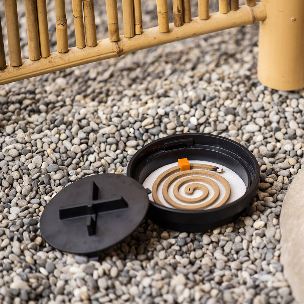 デザイン性と機能性を兼ね揃えた蚊取り線香入れ Kayari Manhole（蚊遣りマンホール）