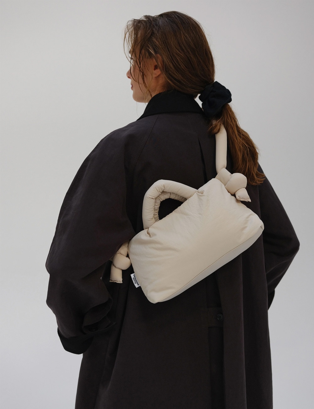 必要な小物がすべて入るので、ちょっとした外出にちょうどいいサイズの