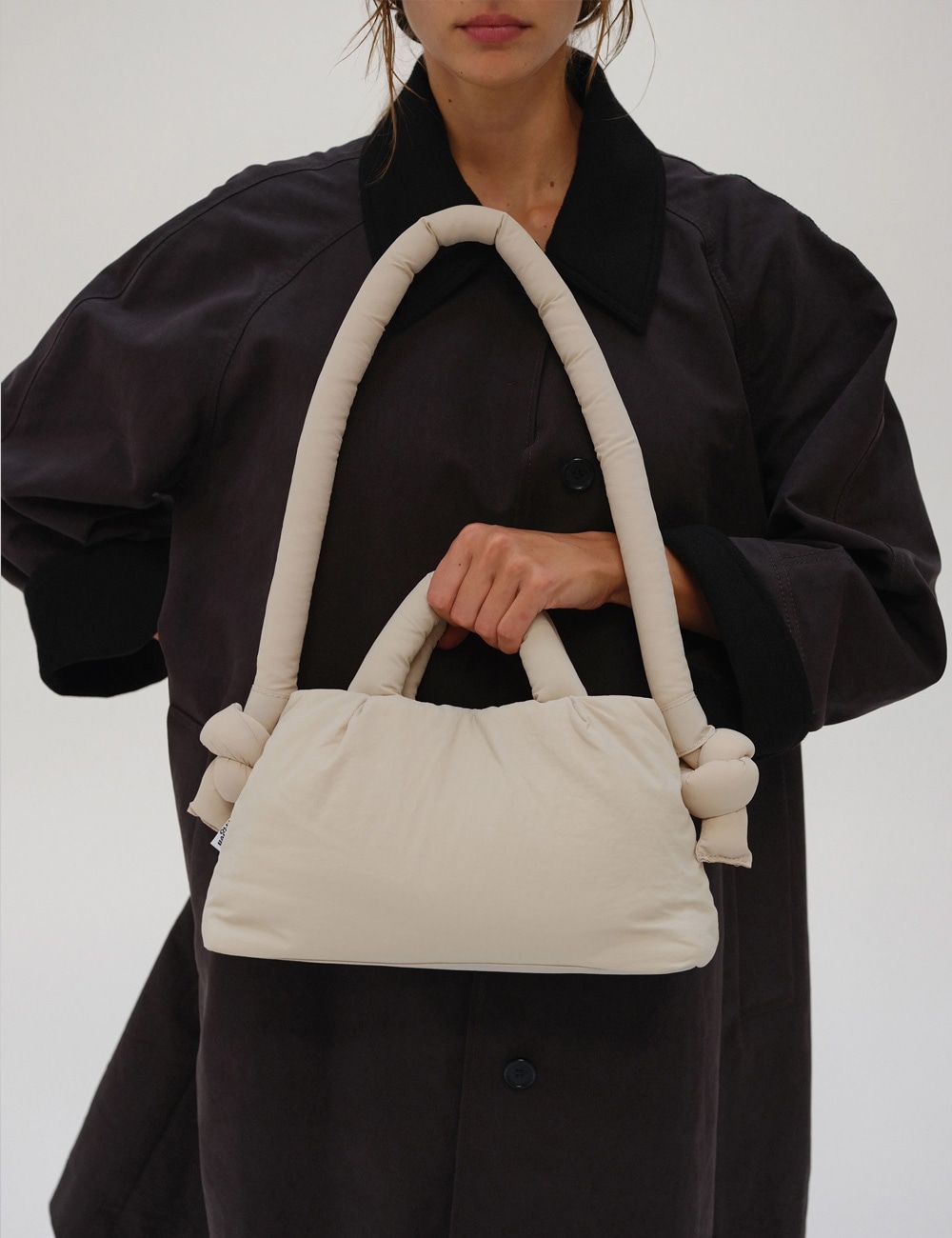 必要な小物がすべて入るので、ちょっとした外出にちょうどいいサイズの