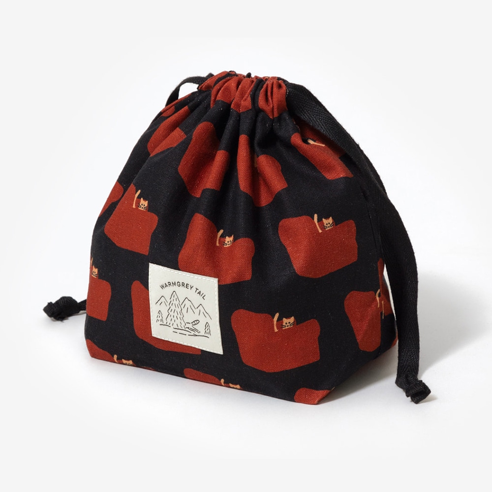 WARMGREY TAIL STRING POUCH ARMCHAIR STRING - RED ON BLACKのイメージ写真