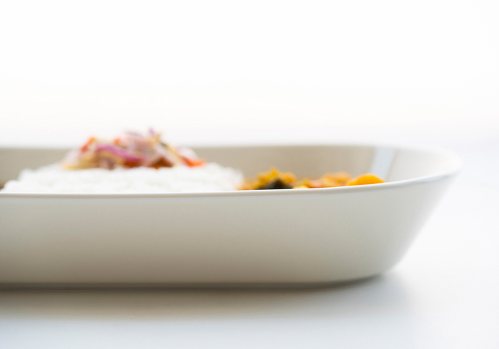 篠本 拓宏 がデザインした波佐見焼 zen to（ゼント）のカレー皿「oval curry bowl」のイメージ写真04