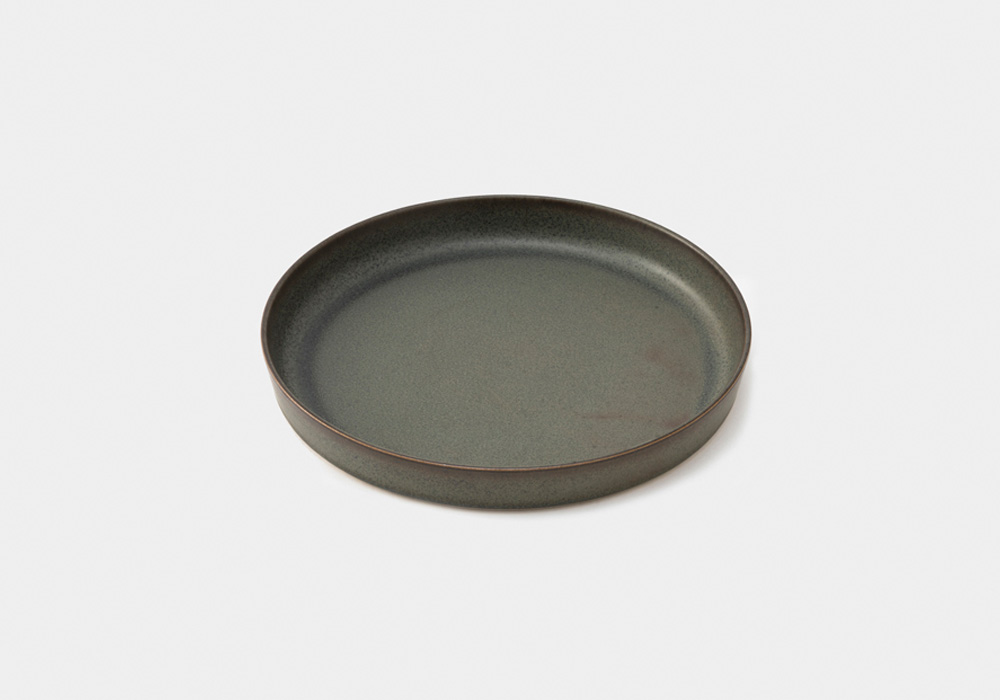 吉田 愛 がデザインした波佐見焼 zen to（ゼント）のカレー皿「plate 245」グレーのイメージ写真01