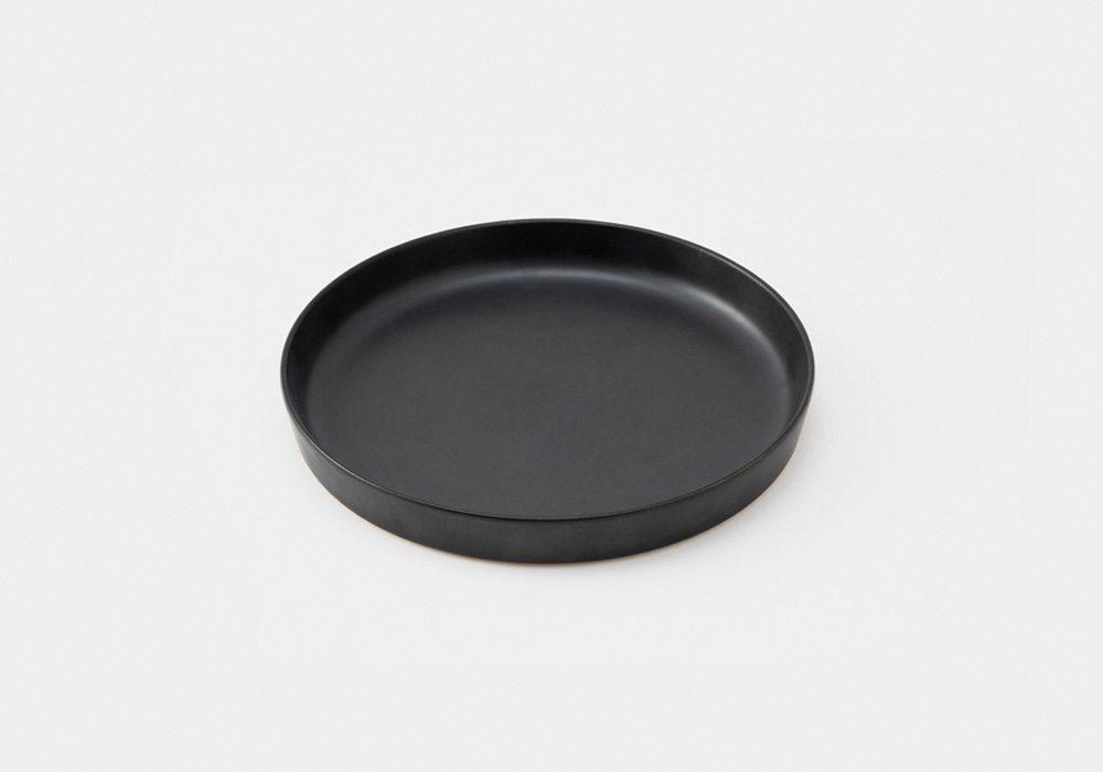 吉田 愛 がデザインした波佐見焼 zen to（ゼント）のカレー皿「plate 245」ブラックのイメージ写真01