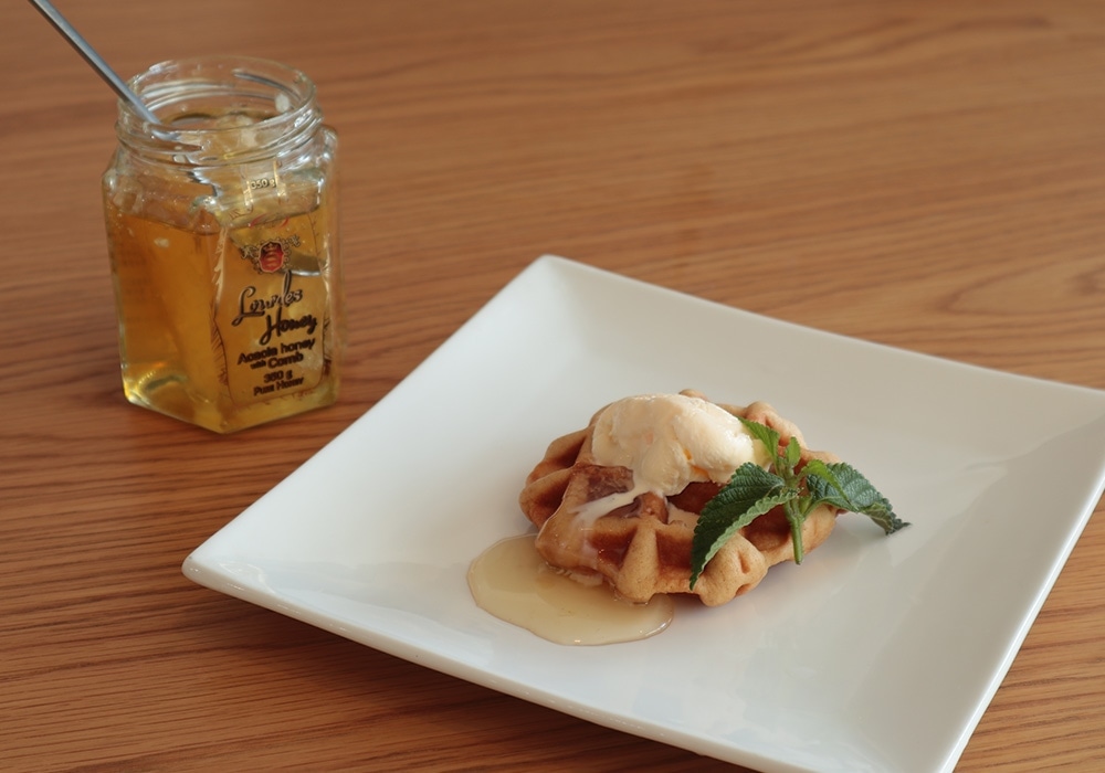 ACACIA HONEY WITH COMB（巣はちみつ入り アカシア蜂蜜）のイメージ写真03