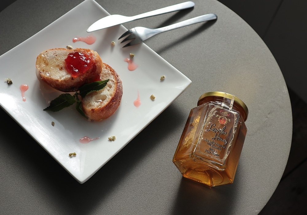 ACACIA HONEY WITH COMB（巣はちみつ入り アカシア蜂蜜）のイメージ写真05